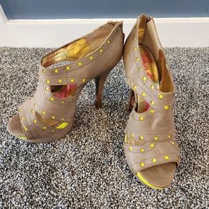 Betseyville by Betsey Johnson sz 7 heels tan w/ neon yellow stars